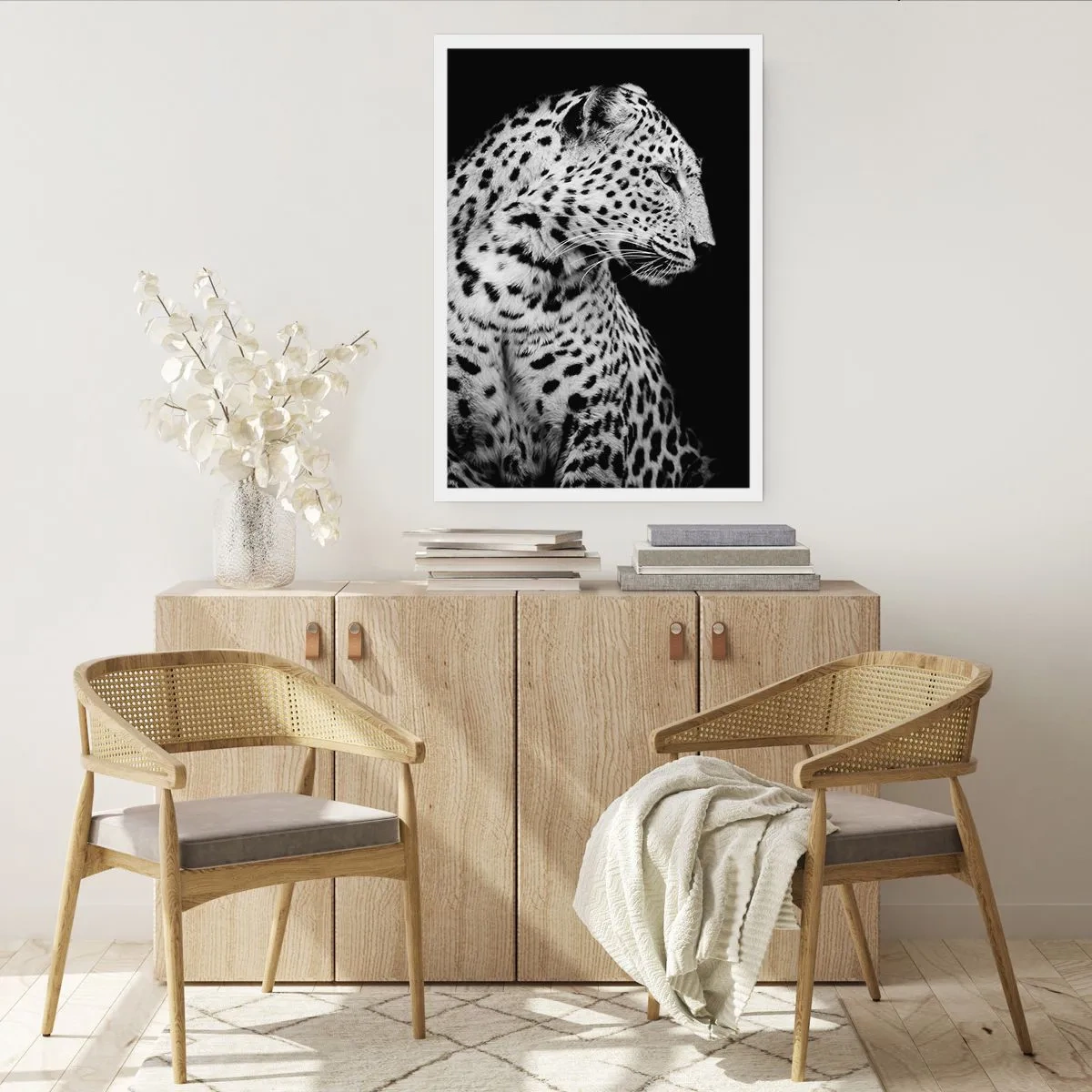 Poster - Schwarz-Weiß-Porträt eines Leoparden auf schwarzem Hintergrund - 50x70cm - Rechtes Profil perfekt! - Moderne Wanddekoration für Wohnzimmer und Schlafzimmer ARTTOR