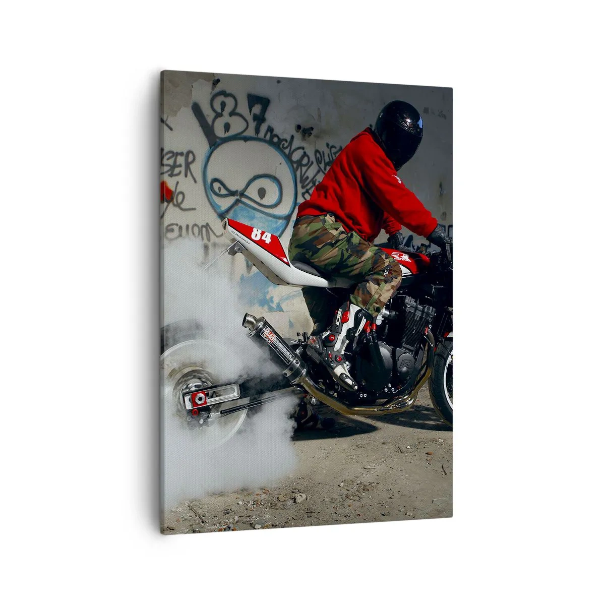 Bild auf Leinwand - Leinwandbild - Ein Motorradfahrer vollführt einen spektakulären Drift in einem verlassenen, mit Graffiti bedeckten Gebäude. - 50x70cm - Verfolge mich! - Moderne Wanddekoration für Wohnzimmer und Schlafzimmer ARTTOR