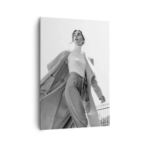 Bild auf Leinwand - Leinwandbild - Stilvolle Frau im Mantel vor schwarz-weißem Architekturhintergrund - 70x100cm - Gehst du mit mir? - Moderne Wanddekoration für Wohnzimmer und Schlafzimmer ARTTOR