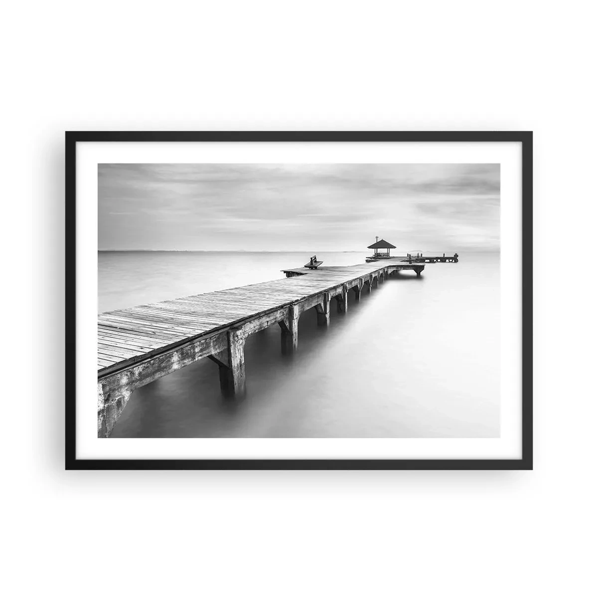 Poster in einem schwarzem Rahmen - Eine Schwarzweißansicht eines Holzstegs über ruhigem Wasser. - 70x50cm - In die Ferne - Moderne Wanddekoration für Wohnzimmer und Schlafzimmer ARTTOR