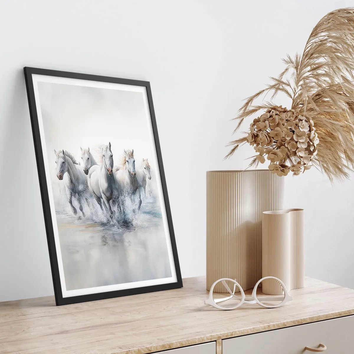 Poster in einem schwarzem Rahmen - Weiße Pferde galoppieren durch Wasser in einer dynamischen Umgebung - 50x70cm - Weiße Magie - Moderne Wanddekoration für Wohnzimmer und Schlafzimmer ARTTOR