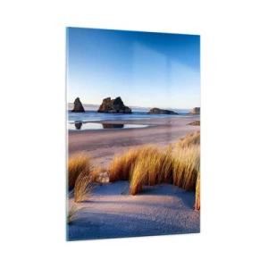 Glasbild - Bild auf glas - Ein Strand im Morgengrauen mit Gras und Felsen im Hintergrund und einem ruhigen Meer - 50x70cm - Für Friedenssuchende - Moderne Wanddekoration für Wohnzimmer und Schlafzimmer ARTTOR