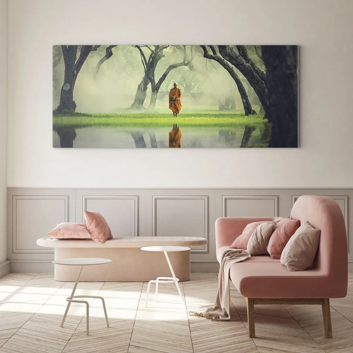 Glasbild - Bild auf glas - Ein Mönch in einer orangefarbenen Robe in einem Wald mit nebligem Hintergrund und Spiegelung im Wasser. - 160x50cm - Auf dem Weg zur Erleuchtung - Moderne Wanddekoration für Wohnzimmer und Schlafzimmer ARTTOR