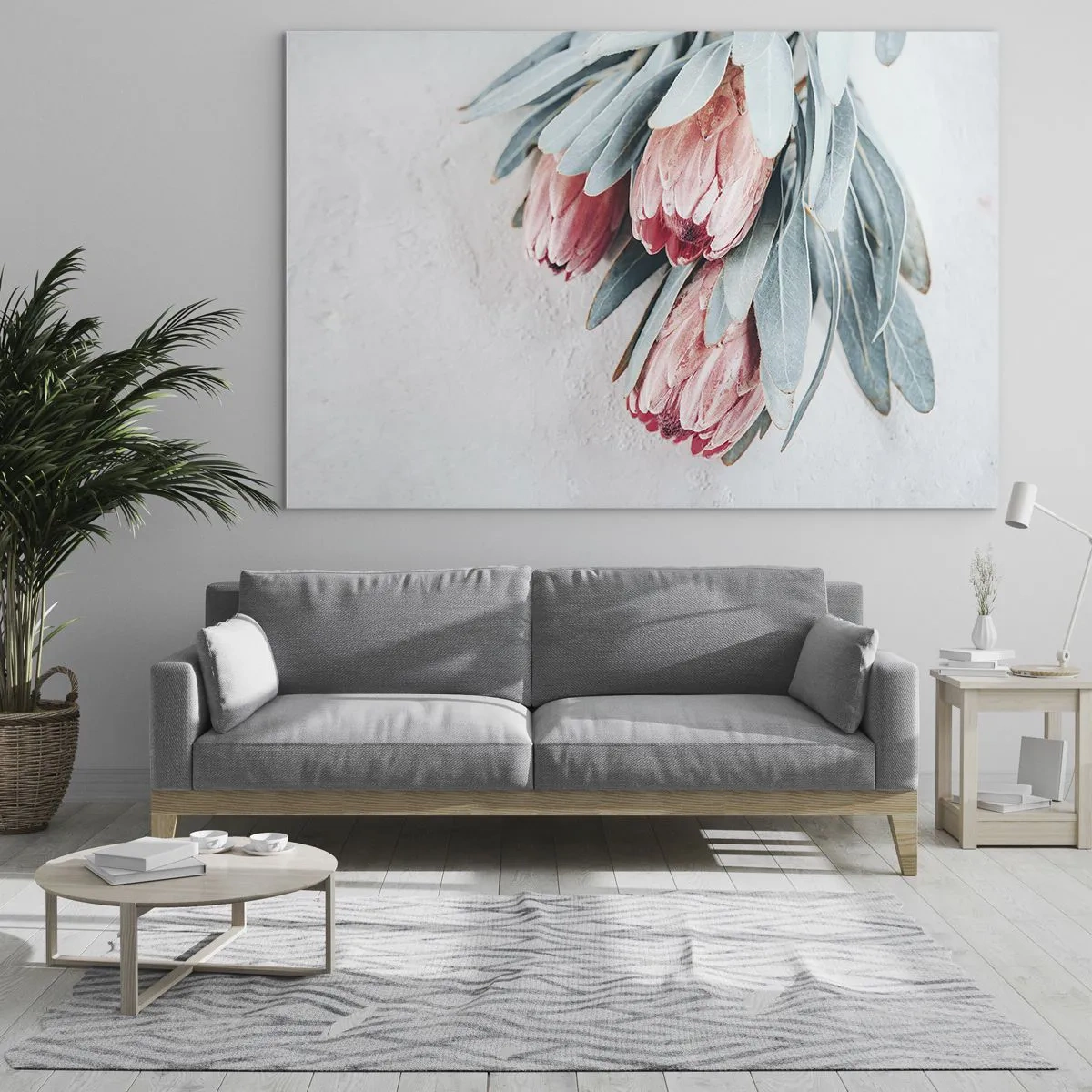 Glasbild - Bild auf glas - Drei pastellfarbene Protea-Blüten mit Blättern auf hellem Hintergrund - 70x50cm - Schämen sich für ihre eigene Schönheit - Moderne Wanddekoration für Wohnzimmer und Schlafzimmer ARTTOR