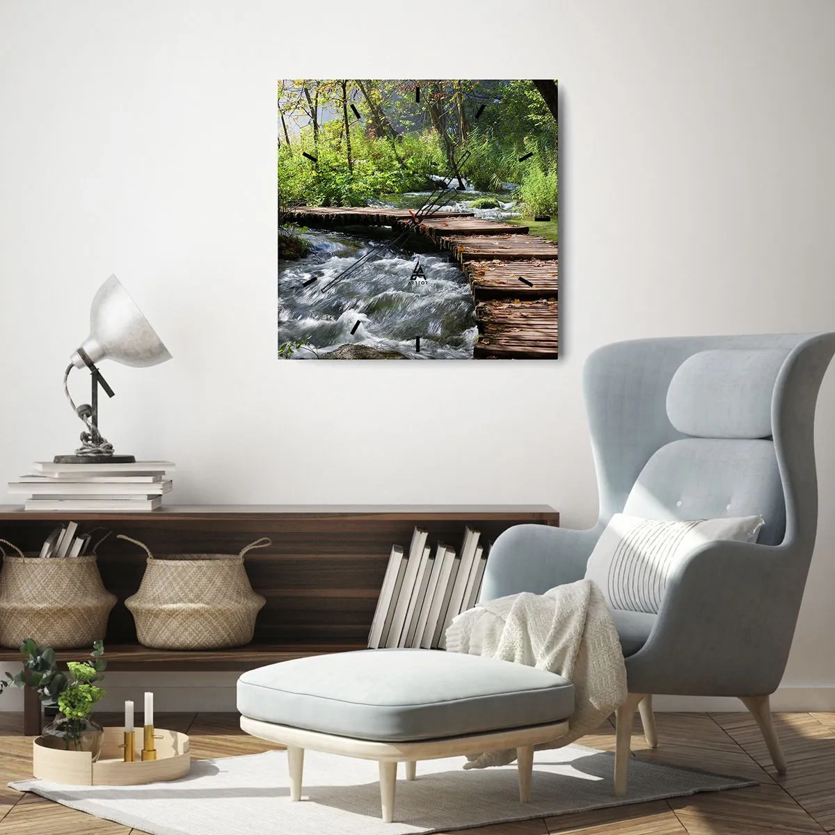 Wanduhr - Glasuhr - Eine Holzbrücke über einen rauschenden Bach, umgeben vom Grün des Waldes. - 30x30cm - Über der schaumigen Kaskade - Moderne Wanddekoration für Wohnzimmer und Schlafzimmer ARTTOR