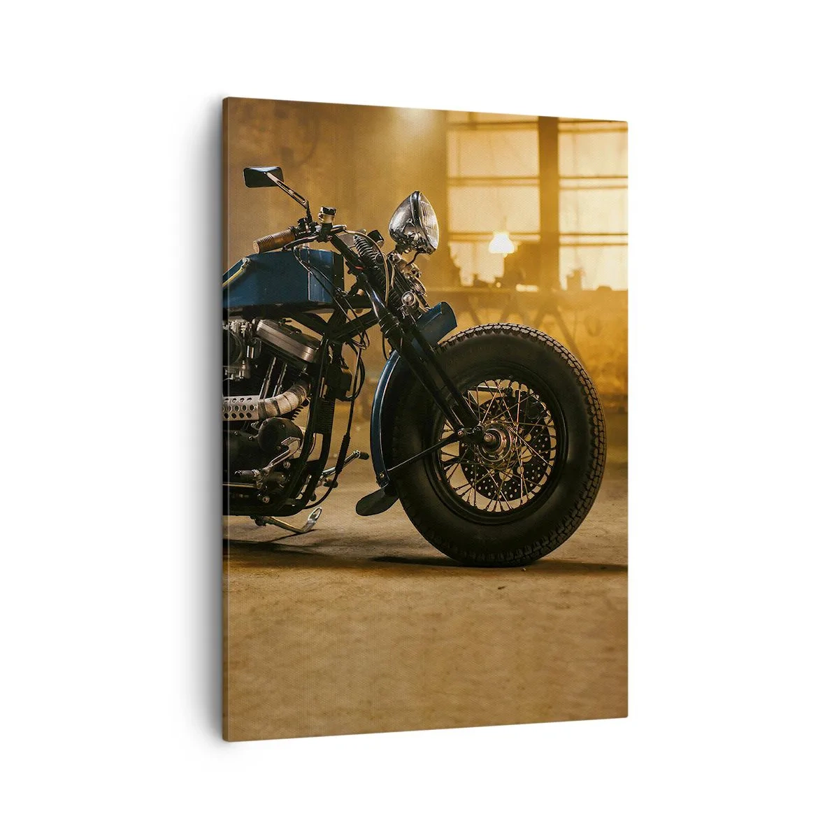 Bild auf Leinwand - Leinwandbild - Ein stylisches Motorrad in einem industriellen Interieur mit warmer Beleuchtung - 50x70cm - Ich kann alles - Moderne Wanddekoration für Wohnzimmer und Schlafzimmer ARTTOR