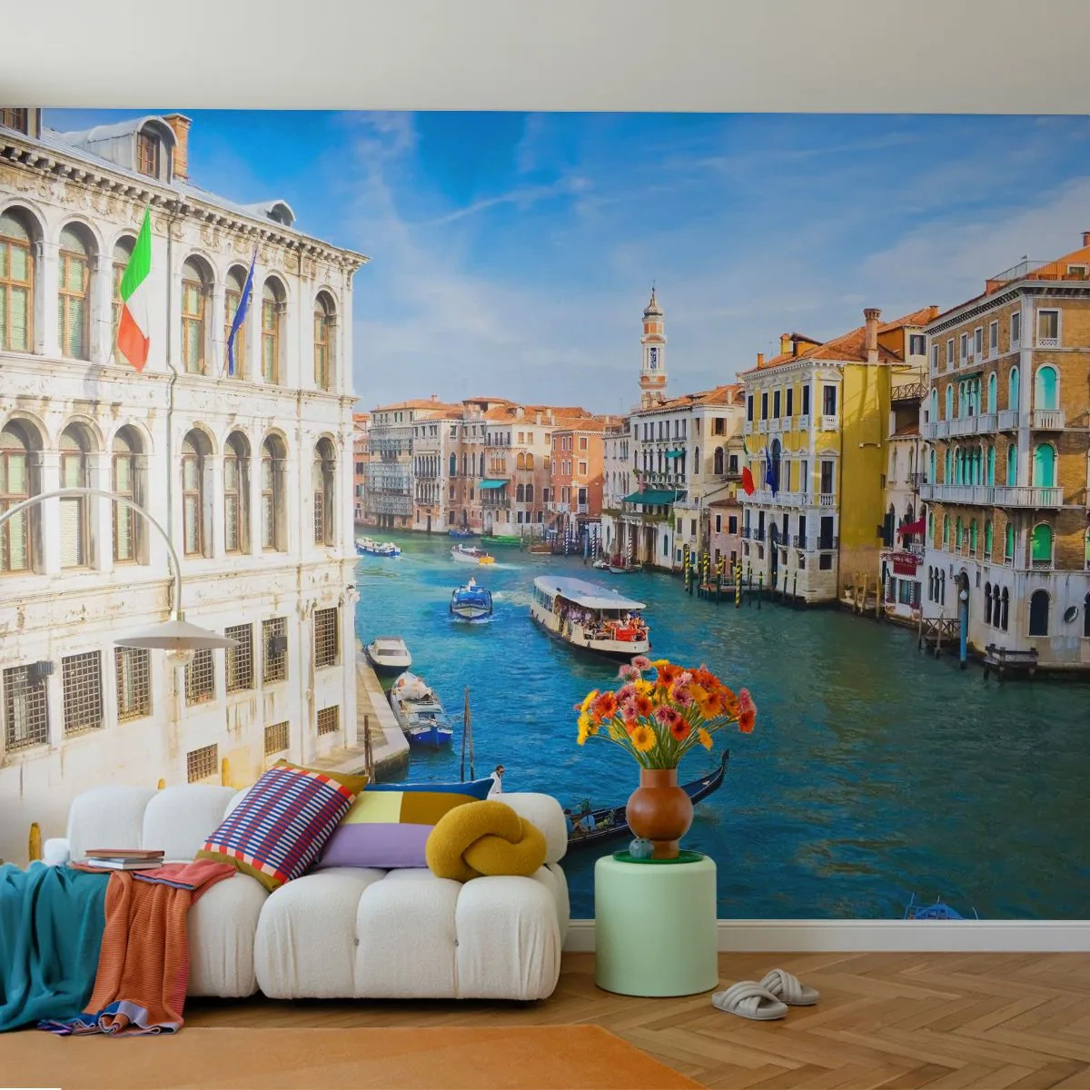 Fototapete Premium Sand - Ein Kanal mit einer Gondel und historischen Mietshäusern an einem sonnigen Tag - 100x70cm - Der einzigartige Verkehr der Welt - Moderne Wanddekoration für Wohnzimmer und Schlafzimmer ARTTOR