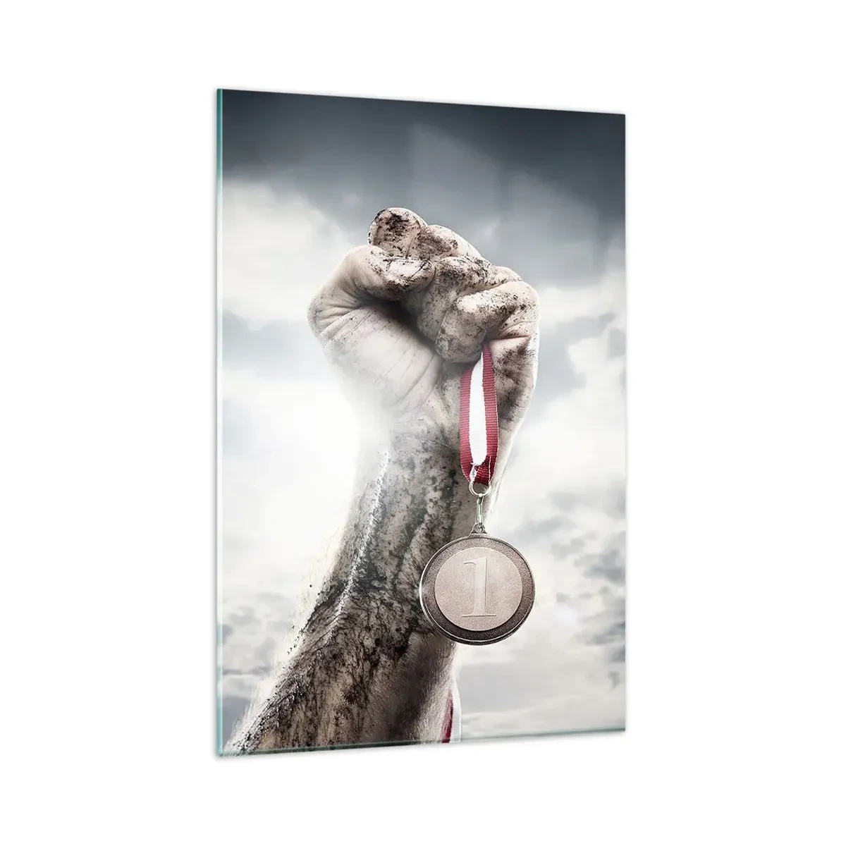 Glasbild - Bild auf glas - Eine erhobene Hand mit einer Medaille vor einem bewölkten Himmel - 80x120cm - Per aspera ad astra - Moderne Wanddekoration für Wohnzimmer und Schlafzimmer ARTTOR