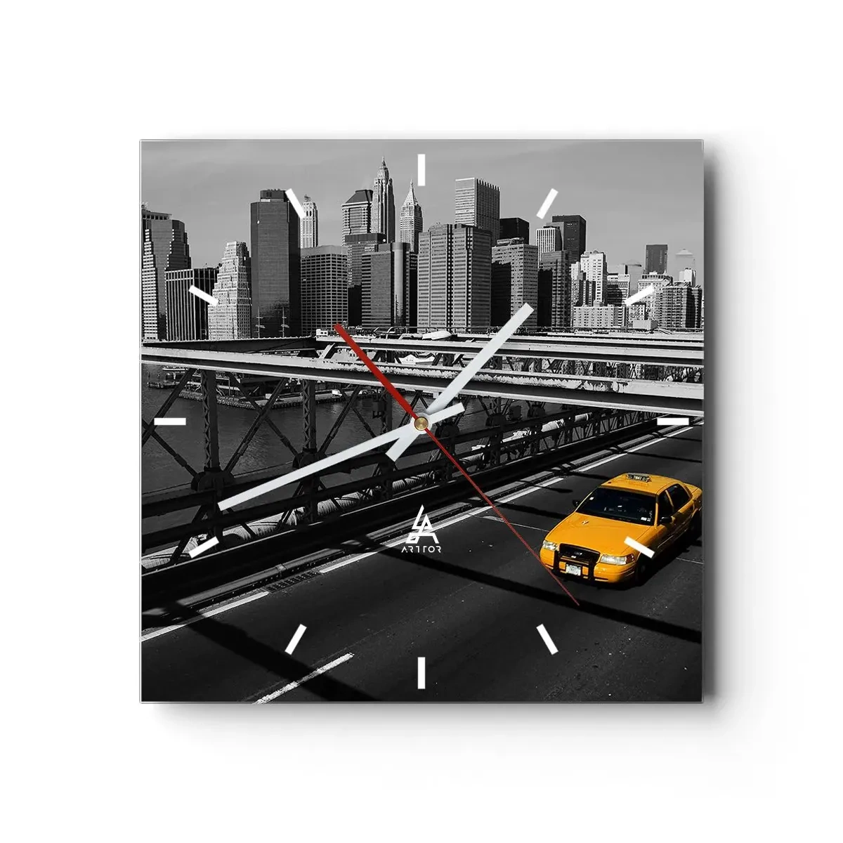 Wanduhr - Glasuhr - Gelbes Taxi auf einer Brücke mit Blick auf die Skyline von New York - 30x30cm - Die Farbe einer Großstadt - Moderne Wanddekoration für Wohnzimmer und Schlafzimmer ARTTOR