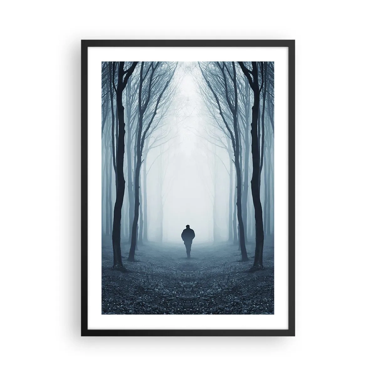 Poster in einem schwarzem Rahmen - Ein Mann in einem nebligen Wald, umgeben von Bäumen - 50x70cm - Alles einfach und übersichtlich - Moderne Wanddekoration für Wohnzimmer und Schlafzimmer ARTTOR
