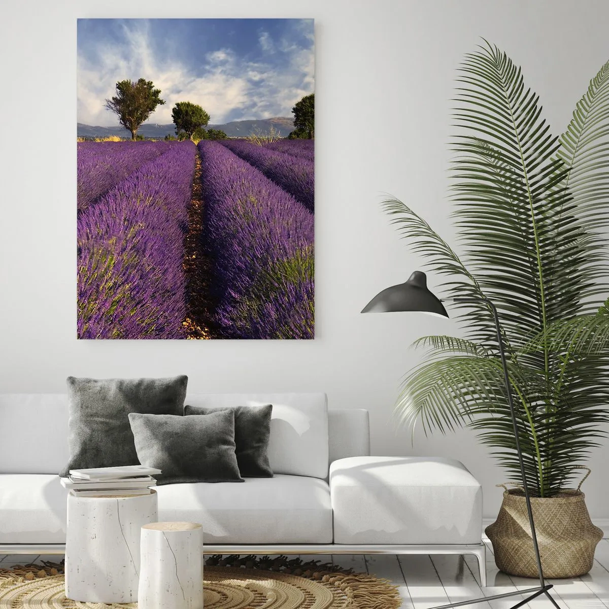 Glasbild - Bild auf glas - Ein Lavendelfeld mit Bäumen und einer Bergkulisse - 50x70cm - Lavendelfelder - Moderne Wanddekoration für Wohnzimmer und Schlafzimmer ARTTOR
