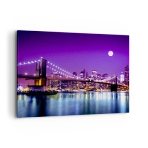 Bild auf Leinwand - Leinwandbild - Brooklyn Bridge bei Nacht mit beleuchteter Stadt und Vollmond - 120x80cm - Die Lichter der Großstadt in Lila - Moderne Wanddekoration für Wohnzimmer und Schlafzimmer ARTTOR