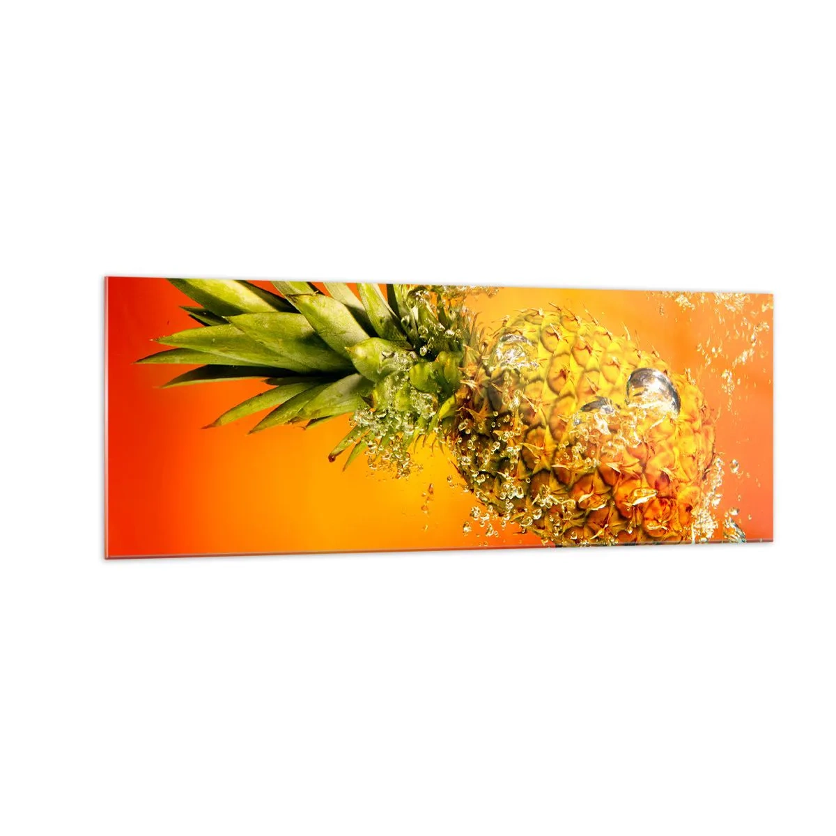 Glasbild - Bild auf glas - Eine in Wasser getauchte Ananas vor einem orangefarbenen Hintergrund mit Farbverlauf. - 140x50cm - Tropisch saftige Frische - Moderne Wanddekoration für Wohnzimmer und Schlafzimmer ARTTOR