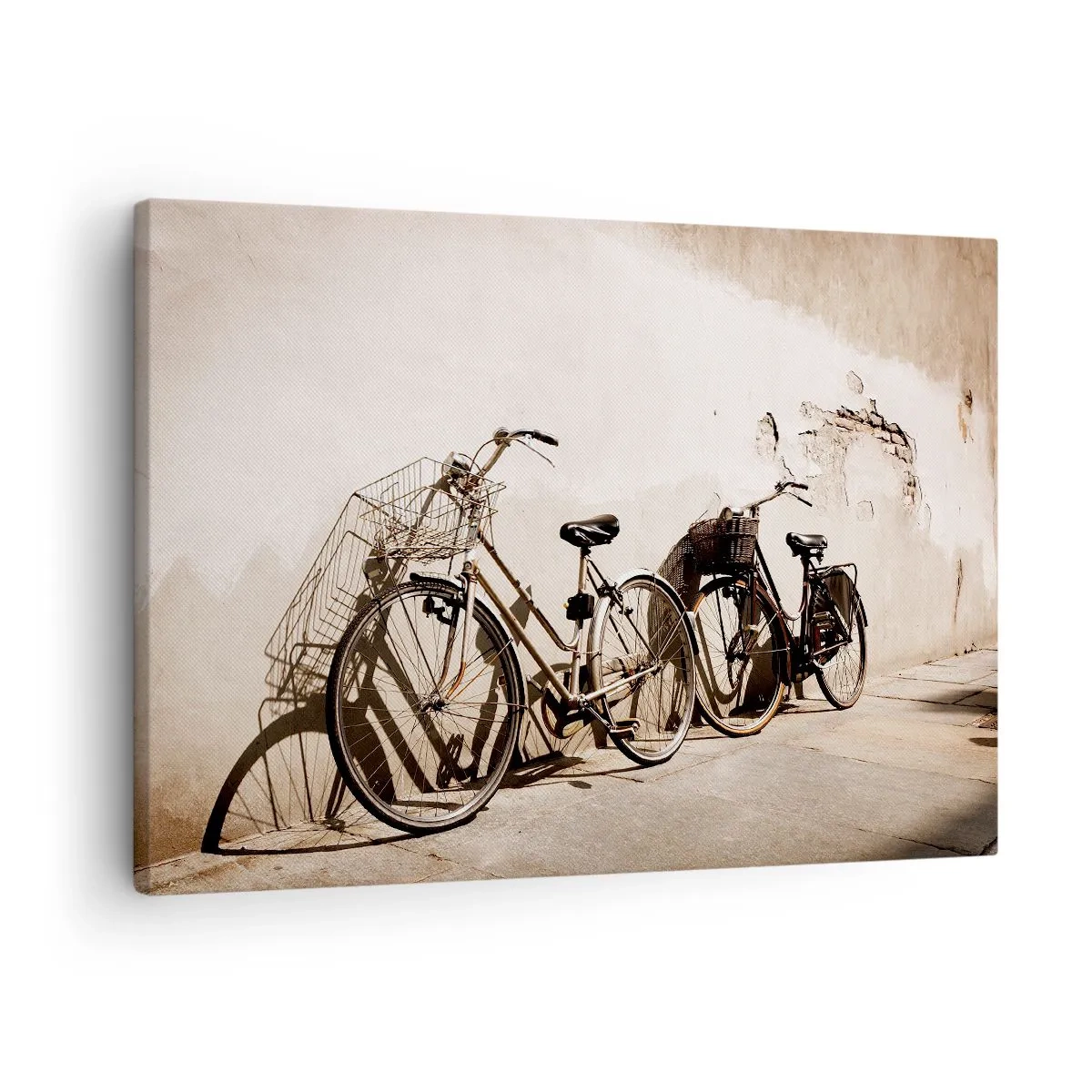 Bild auf Leinwand - Leinwandbild - Zwei Fahrräder lehnen an einer alten Wand im Retro-Stil - 70x50cm - Der unvergessliche Charme der Vergangenheit - Moderne Wanddekoration für Wohnzimmer und Schlafzimmer ARTTOR