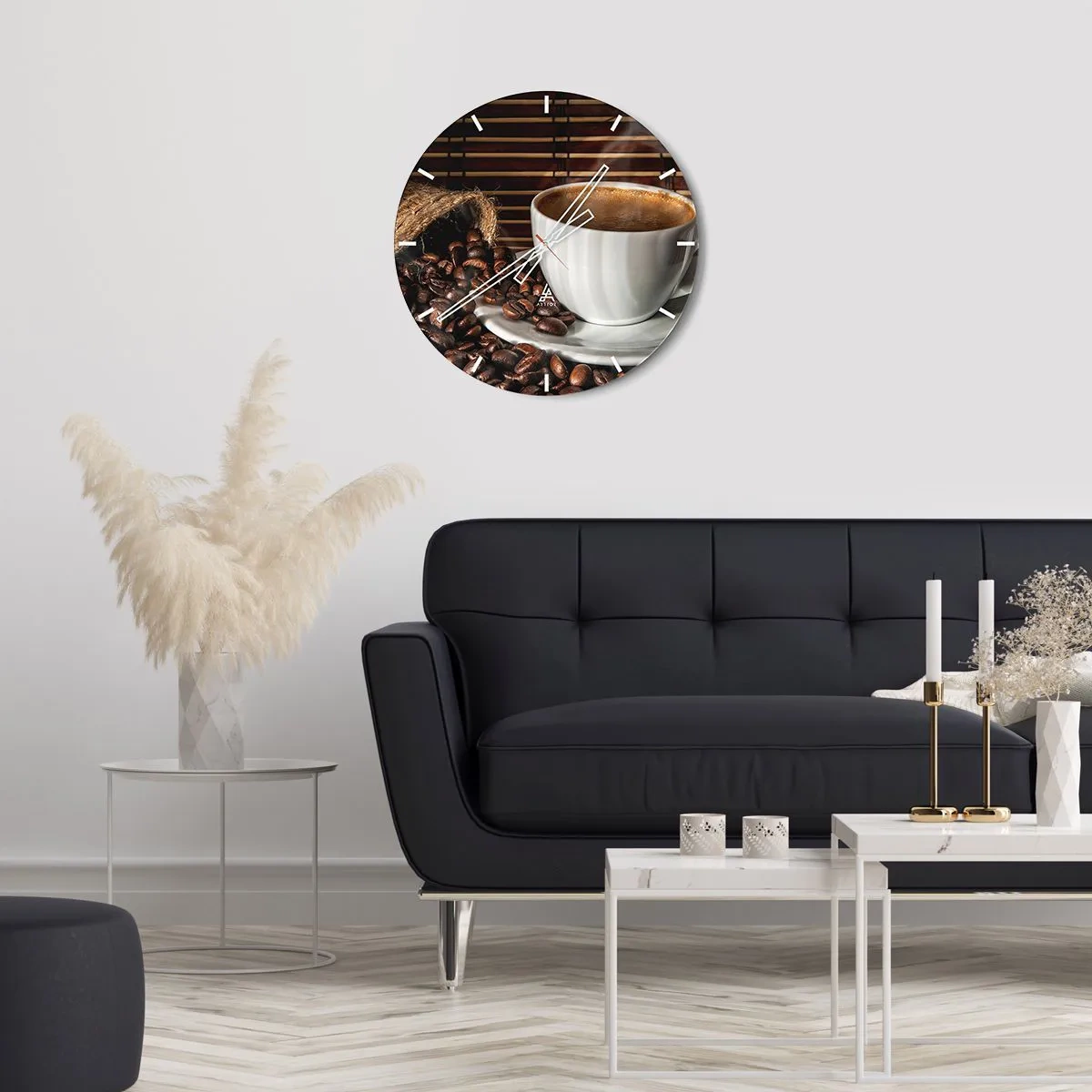 Wanduhr - Glasuhr - Eine Tasse Kaffee und verstreute Bohnen auf einem Bambus-Hintergrund - 30x30cm - Die Schwärze von Kohle, die Klarheit von Bernstein - Moderne Wanddekoration für Wohnzimmer, Küche und Schlafzimmer ARTTOR