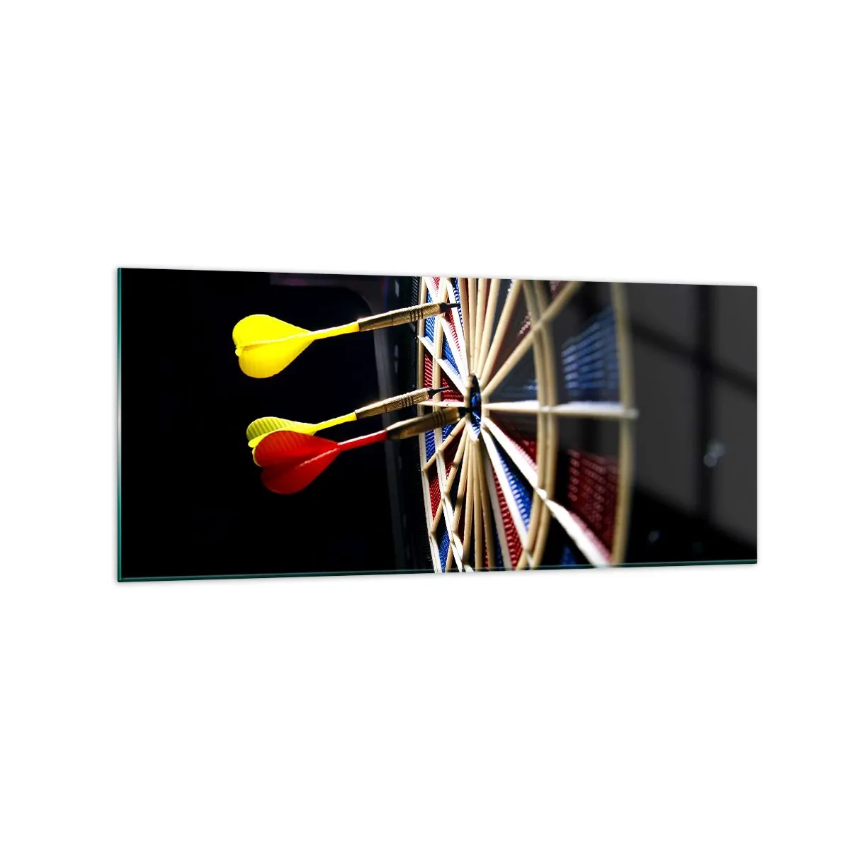 Glasbild - Bild auf glas - Eine Dartscheibe mit getroffenen Darts auf schwarzem Hintergrund - 120x50cm - Auf den Punkt gebracht - Moderne Wanddekoration für Wohnzimmer und Schlafzimmer ARTTOR