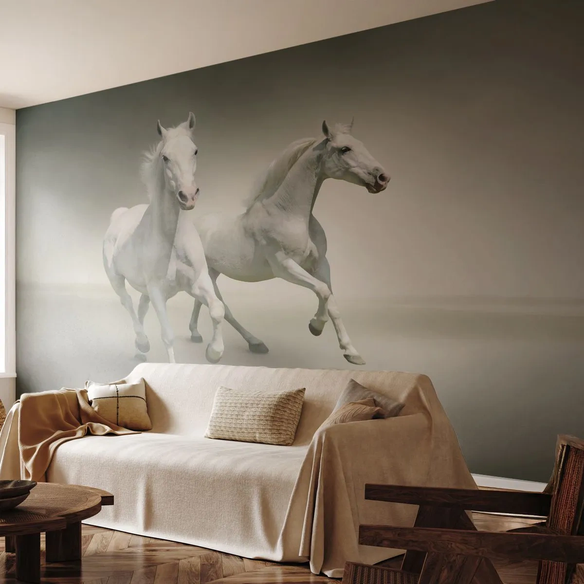 Fototapete Premium Sand - Zwei weiße Pferde rennen durch eine neblige Landschaft - 100x70cm - Weiße Macht! - Moderne Wanddekoration für Wohnzimmer und Schlafzimmer ARTTOR