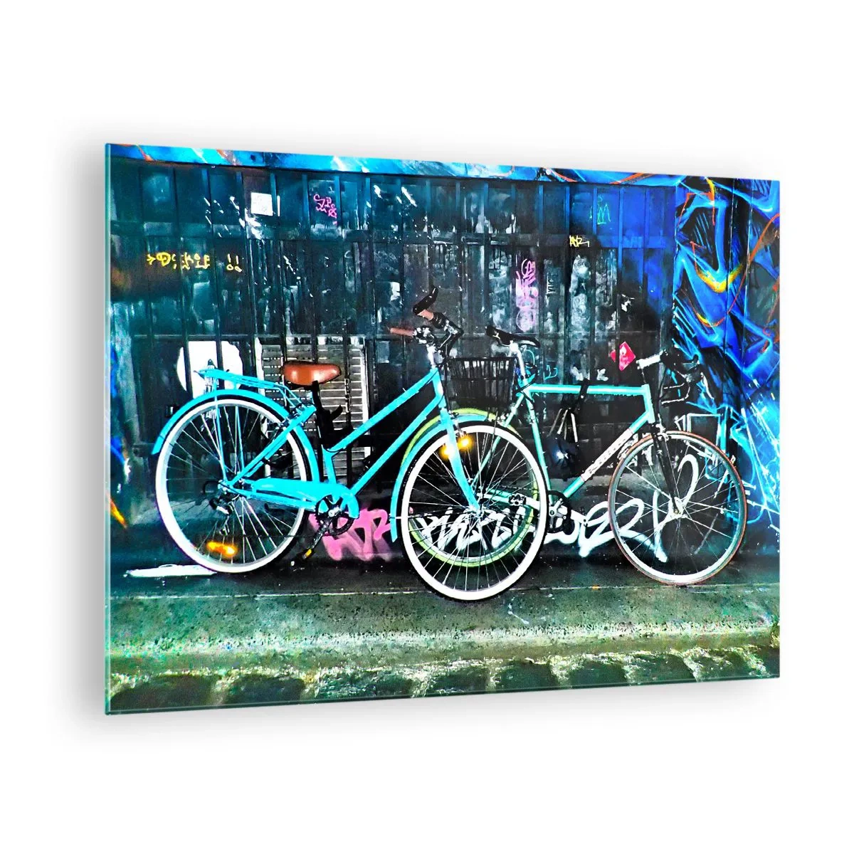 Glasbild - Bild auf glas - Ein Citybike vor Graffiti- und Neon-Atmosphäre - 70x50cm - Die Stadt ruft - Moderne Wanddekoration für Wohnzimmer und Schlafzimmer ARTTOR