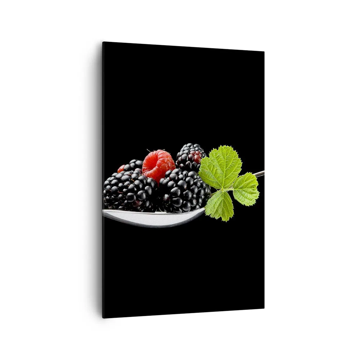 Bild auf Leinwand - Leinwandbild - Brombeeren und Himbeeren auf einem Löffel mit einem Blatt auf schwarzem Hintergrund - 80x120cm - Der Geschmack der Frische - Moderne Wanddekoration für Wohnzimmer und Schlafzimmer ARTTOR