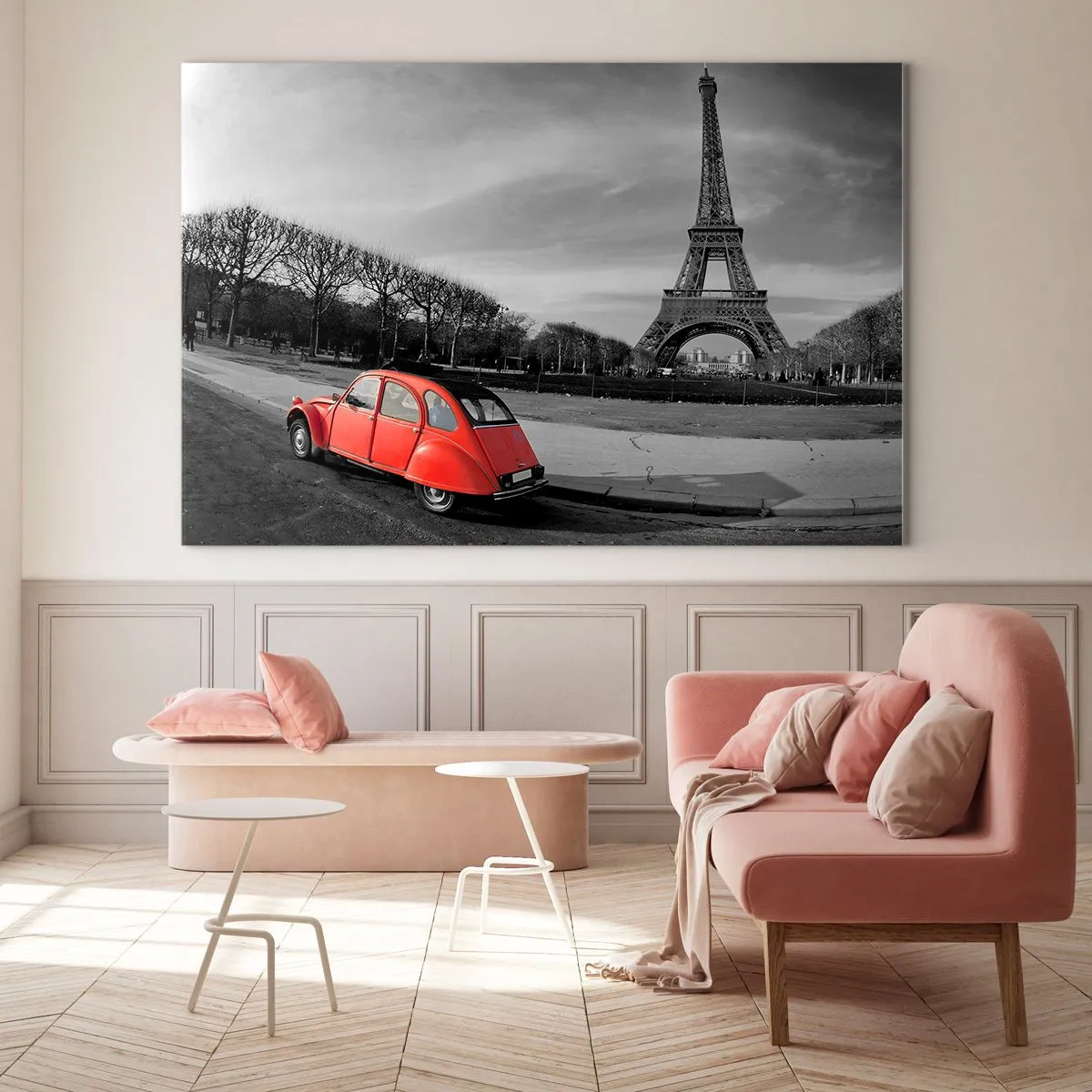Glasbild - Bild auf glas - Ein rotes Auto mit dem Eiffelturm im Hintergrund in einer schwarz-weißen Umgebung - 100x70cm - Pariser als Paris selbst - Moderne Wanddekoration für Wohnzimmer und Schlafzimmer ARTTOR