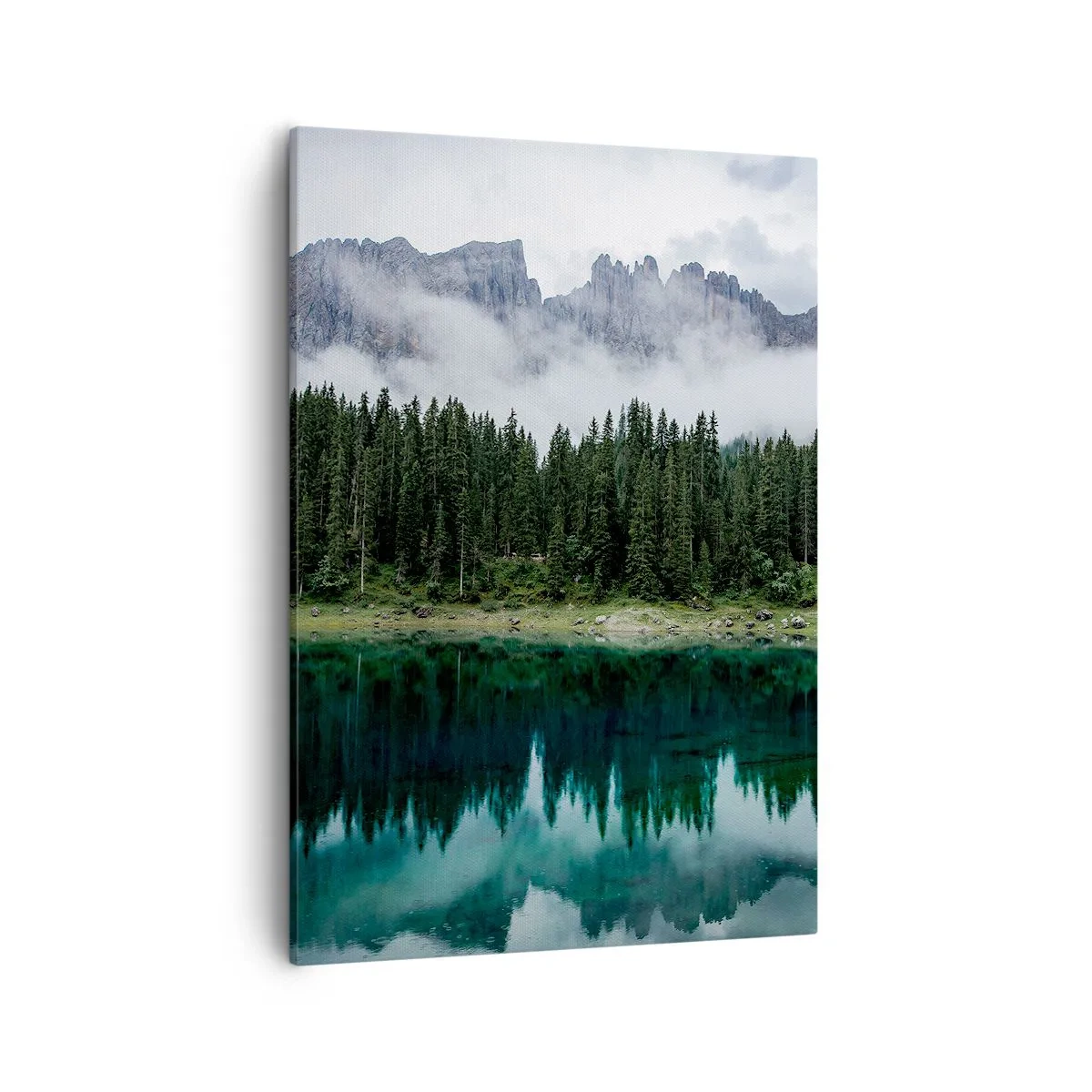 Bild auf Leinwand - Leinwandbild - Eine Berglandschaft mit einem Wald und einem See, in dem sich der Himmel spiegelt - 50x70cm - Leise, leise, lass uns das Trinkwasser nicht wecken ... - Moderne Wanddekoration für Wohnzimmer und Schlafzimmer ARTTOR