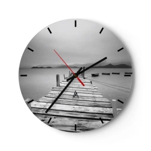 Wanduhr - Glasuhr - Ein Holzsteg über einem ruhigen See mit Bergen im Hintergrund - 30x30cm - Hinter den Bergen, jenseits der Meere - Moderne Wanddekoration für Wohnzimmer, Küche und Schlafzimmer ARTTOR