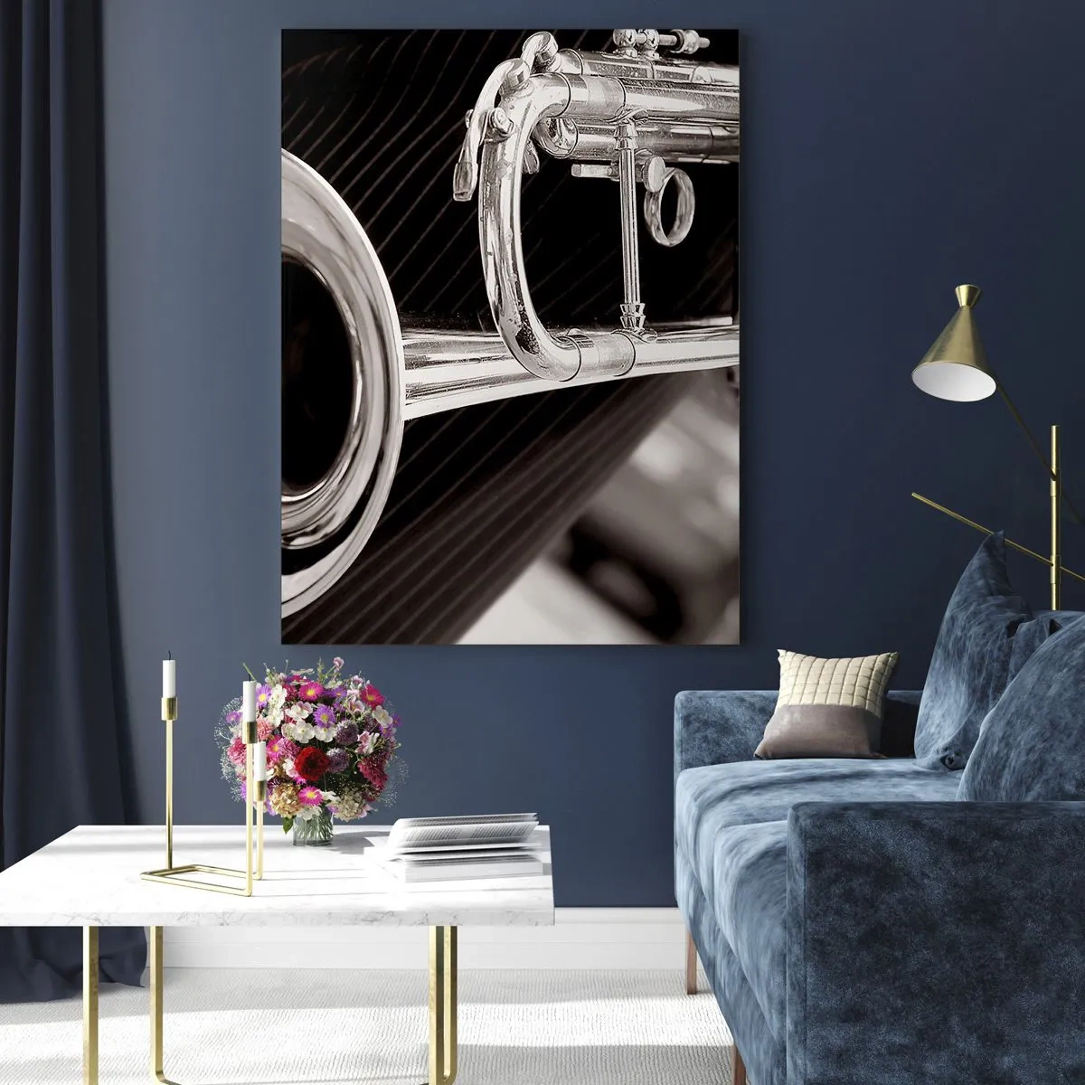 Glasbild - Bild auf glas - Silberne Trompete auf einem Sepia-gestreiften Hintergrund - 50x70cm - Eine musikalische Reise in die 1930er Jahre - Moderne Wanddekoration für Wohnzimmer und Schlafzimmer ARTTOR