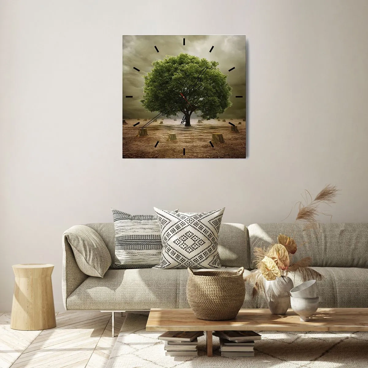 Wanduhr - Glasuhr - Ein grüner Baum, umgeben von gefällten Baumstämmen vor einem bewölkten Himmel - 30x30cm - Alle Hoffnung - Moderne Wanddekoration für Wohnzimmer und Schlafzimmer ARTTOR