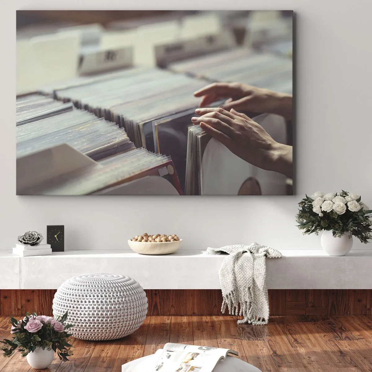 Bild auf Leinwand - Leinwandbild - Hände blättern durch eine Vinylsammlung - 100x70cm - Auf der Suche nach Emotionen - Moderne Wanddekoration für Wohnzimmer und Schlafzimmer ARTTOR