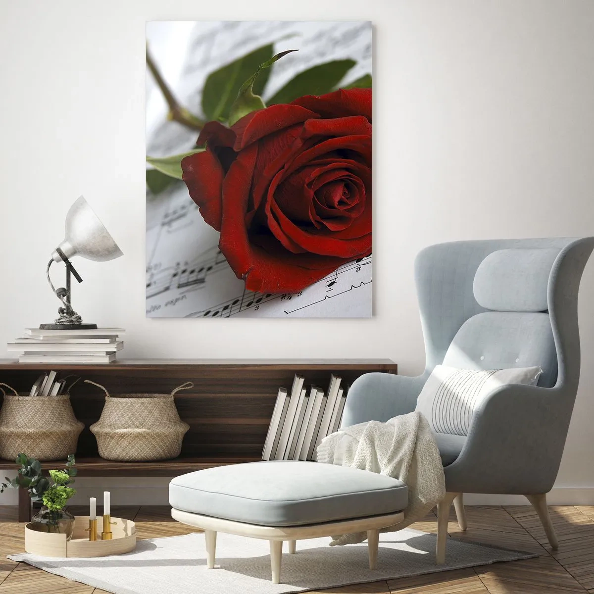 Glasbild - Bild auf glas - Eine rote Rose vor einem Hintergrund aus Musiknoten auf weißem Papier. - 80x120cm - Musik der Gefühle in Scharlach - Moderne Wanddekoration für Wohnzimmer und Schlafzimmer ARTTOR