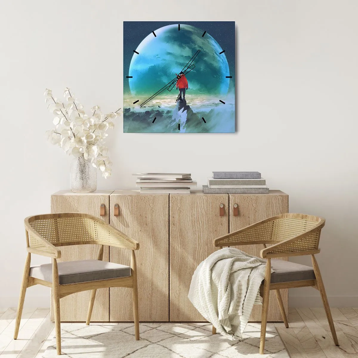 Wanduhr - Glasuhr - Ein Mann in einer roten Jacke steht vor einem großen Planeten mit Sternen im Hintergrund. - 30x30cm - Entdecker des neuen Landes - Moderne Wanddekoration für Wohnzimmer und Schlafzimmer ARTTOR