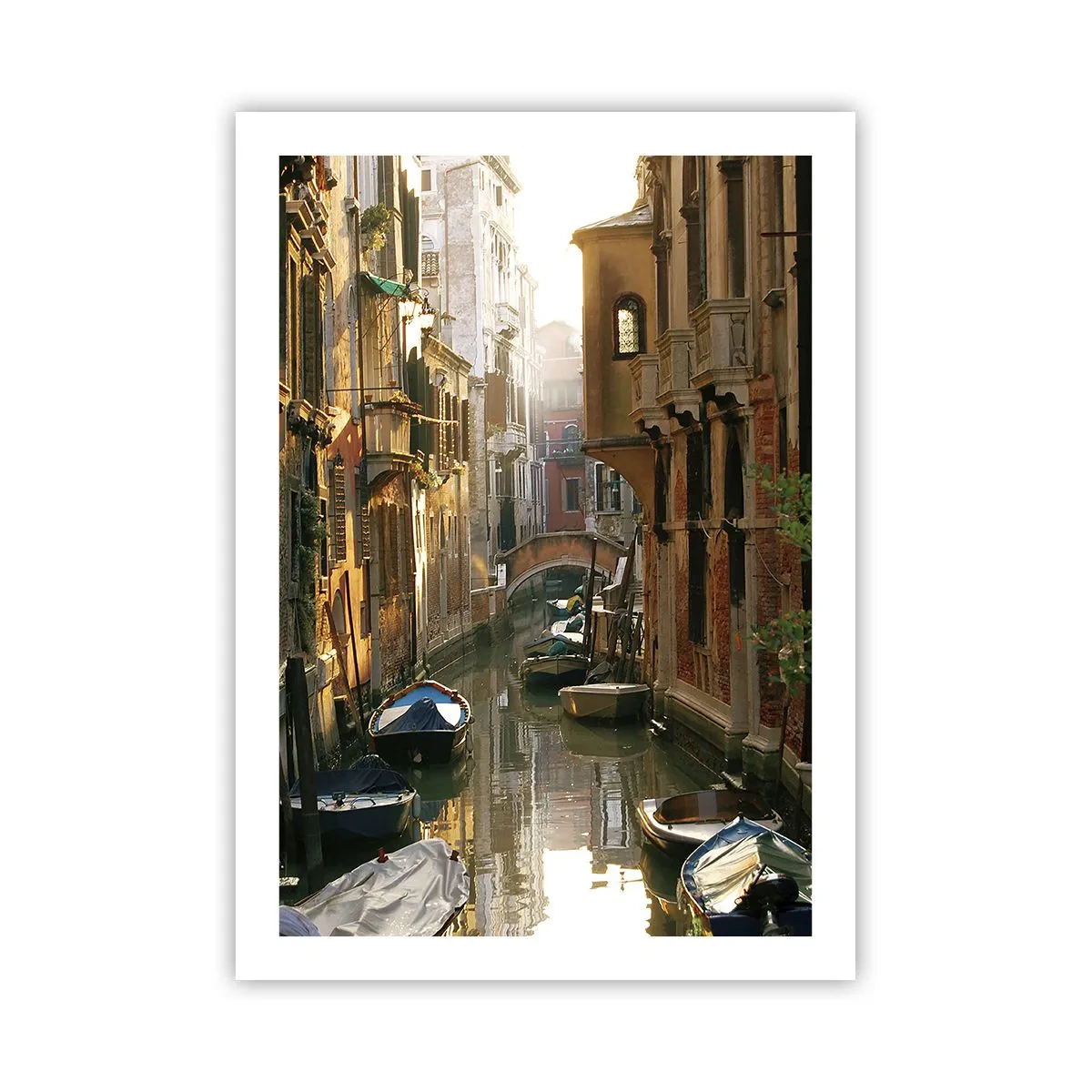 Poster - Ein venezianischer Kanal, umgeben von historischen Mietshäusern - 50x70cm - In einer venezianischen Gasse - Moderne Wanddekoration für Wohnzimmer und Schlafzimmer ARTTOR