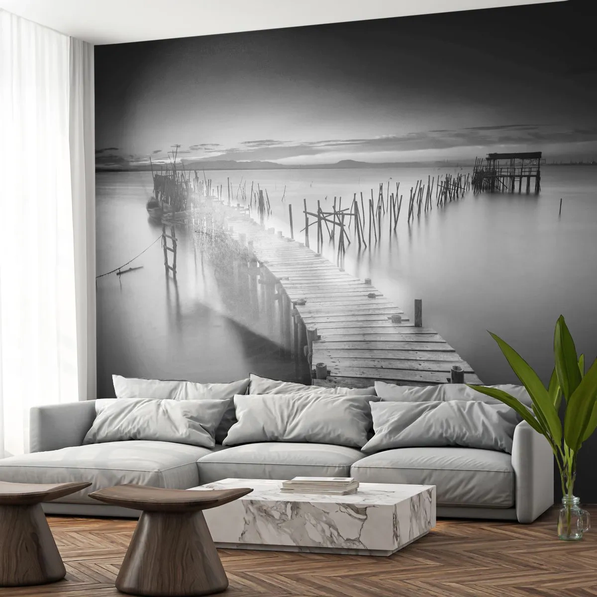 Fototapete Premium Sand - Ein schwarz-weißer Holzsteg über ruhigem Wasser - 100x70cm - Der Frieden eines vergessenen Ufers - Moderne Wanddekoration für Wohnzimmer und Schlafzimmer ARTTOR