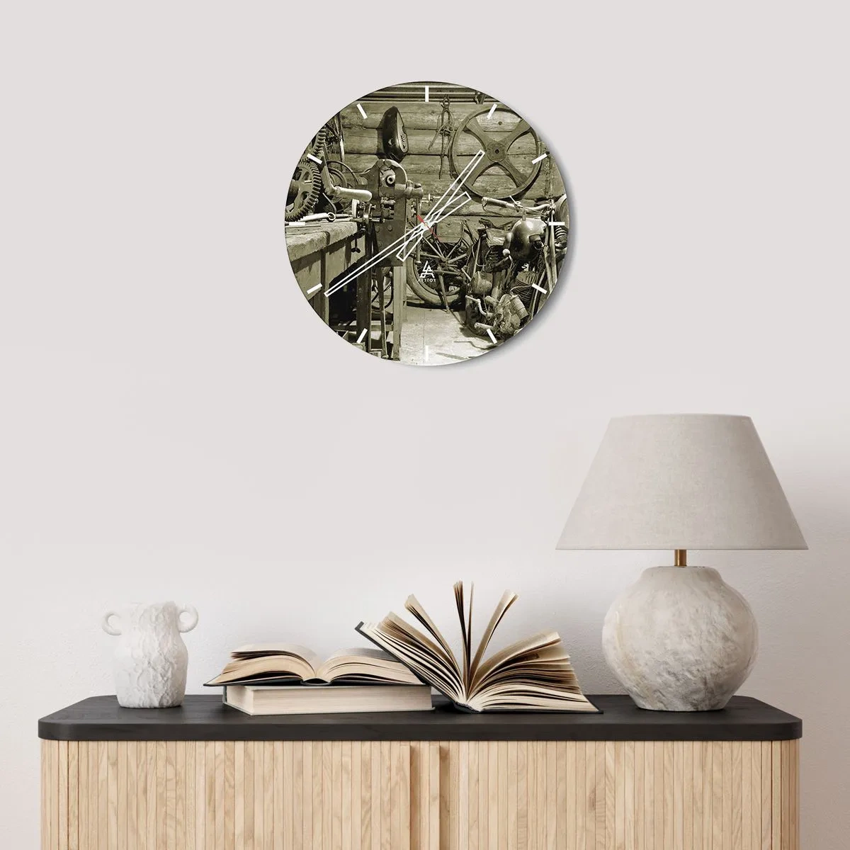 Wanduhr - Glasuhr - Eine Werkstatt mit Werkzeugen, Rädern und einer Holzwand im Hintergrund - 30x30cm - Im Schuppen von Onkel Władek - Moderne Wanddekoration für Wohnzimmer, Küche und Schlafzimmer ARTTOR