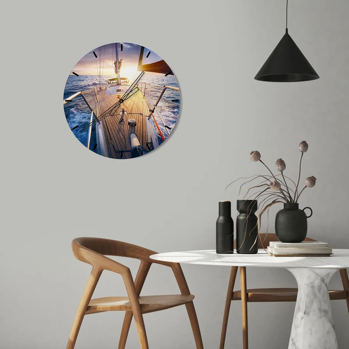 Wanduhr - Glasuhr - Eine Yacht auf hoher See, beleuchtet von den Strahlen der untergehenden Sonne - 30x30cm - Laufen unter den Wellen - Moderne Wanddekoration für Wohnzimmer, Küche und Schlafzimmer ARTTOR