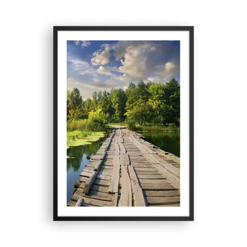 Poster in einem schwarzem Rahmen - Eine Holzbrücke über einen Fluss, umgeben von Grün - 50x70cm - Sommer, Sommer überall - Moderne Wanddekoration für Wohnzimmer und Schlafzimmer ARTTOR