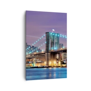 Bild auf Leinwand - Leinwandbild - Brooklyn Bridge bei Nacht mit der beleuchteten Stadt im Hintergrund - 80x120cm - Seit vielen Jahren die Brooklyn Bridge - Moderne Wanddekoration für Wohnzimmer und Schlafzimmer ARTTOR