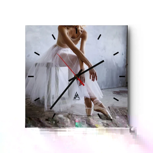 Wanduhr - Glasuhr - Eine Ballerina in zarter Pose vor industriellem Hintergrund - 30x30cm - Bevor die Rampe leuchtet - Moderne Wanddekoration für Wohnzimmer und Schlafzimmer ARTTOR