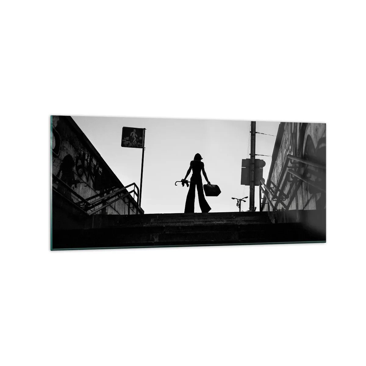 Glasbild - Bild auf glas - Eine Frauenfigur auf der Treppe in Schwarzweiß mit dynamischer Atmosphäre - 120x50cm - Städtisches Wandern - Moderne Wanddekoration für Wohnzimmer und Schlafzimmer ARTTOR