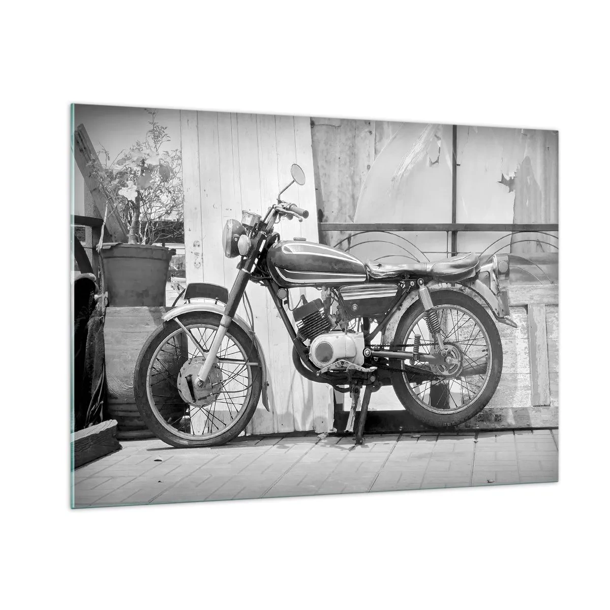 Glasbild - Bild auf glas - Ein Motorrad im Retro-Stil steht vor einer Holzwand - 100x70cm - Klassik über alles - Moderne Wanddekoration für Wohnzimmer und Schlafzimmer ARTTOR