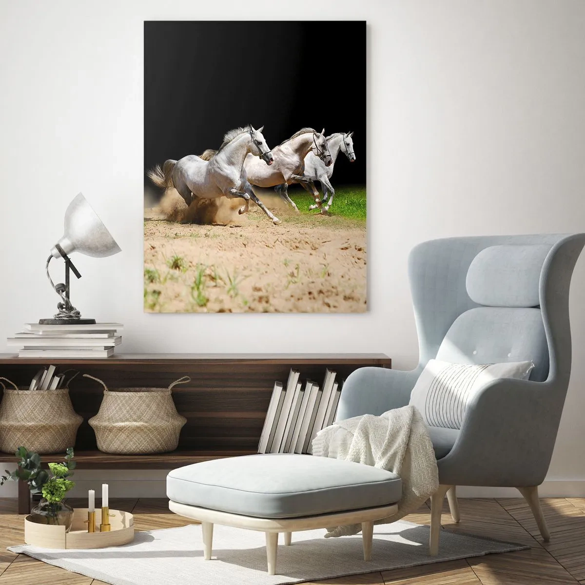 Glasbild - Bild auf glas - Drei weiße Pferde galoppieren über Sand und Gras - 70x100cm - Drei Grazien - Moderne Wanddekoration für Wohnzimmer und Schlafzimmer ARTTOR