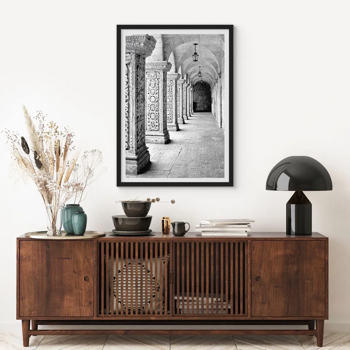Poster in einem schwarzem Rahmen - Ein Schwarzweißfoto eines historischen Kreuzgangs mit Säulen - 50x70cm - Und wo geht’s hin...? - Moderne Wanddekoration für Wohnzimmer und Schlafzimmer ARTTOR