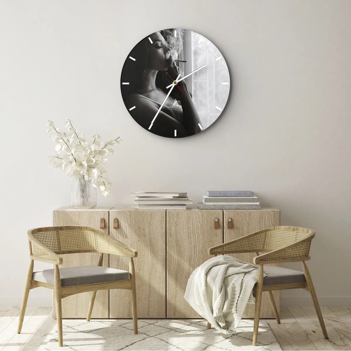 Wanduhr - Glasuhr - Eine Frau raucht eine Zigarette am Fenster in Schwarzweiß - 30x30cm - Sinnlicher Moment - Moderne Wanddekoration für Wohnzimmer, Küche und Schlafzimmer ARTTOR