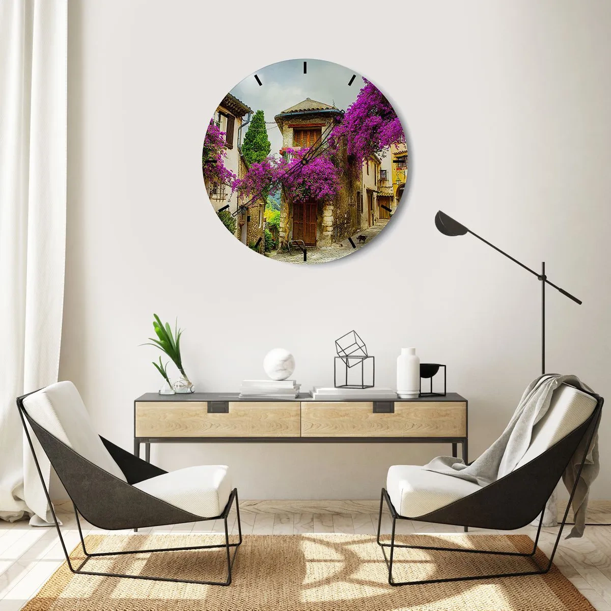 Wanduhr - Glasuhr - Ein Zifferblatt mit einem Straßenmotiv und einem Haus, umgeben von lila Blumen. - 30x30cm - Unter einem Blumendach - Moderne Wanddekoration für Wohnzimmer, Küche und Schlafzimmer ARTTOR