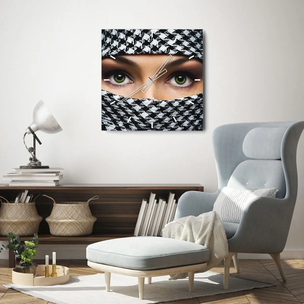 Wanduhr - Glasuhr - Hinter einem schwarz-weiß gemusterten Stoff verbergen sich die grünen Augen einer Frau. - 30x30cm - Ein Porträt einer verschleierten grünäugigen Schönheit - Moderne Wanddekoration für Wohnzimmer und Schlafzimmer ARTTOR