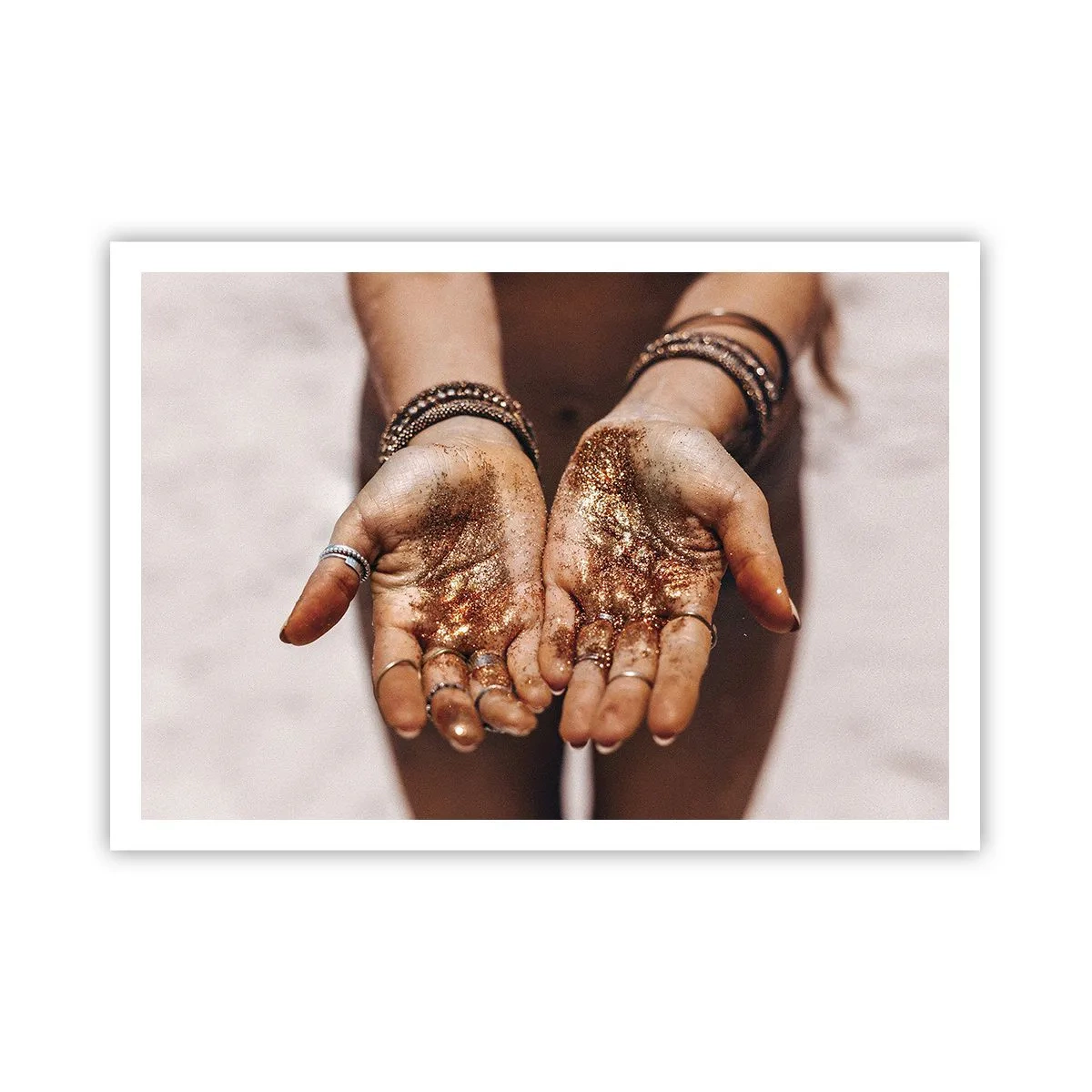Poster - Nahaufnahme von Händen mit Glitzer in warmen Farbtönen - 100x70cm - Ein Geschenk für dich - Moderne Wanddekoration für Wohnzimmer und Schlafzimmer ARTTOR