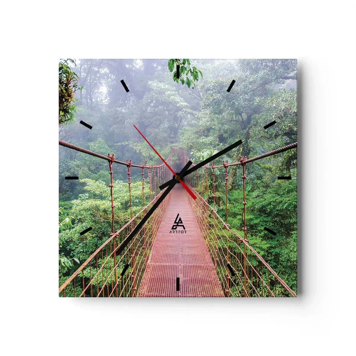 Wanduhr - Glasuhr - Eine Hängebrücke in einem tropischen Dschungel, umgeben von Nebel - 30x30cm - Über den Kronen aufgehängt - Moderne Wanddekoration für Wohnzimmer und Schlafzimmer ARTTOR