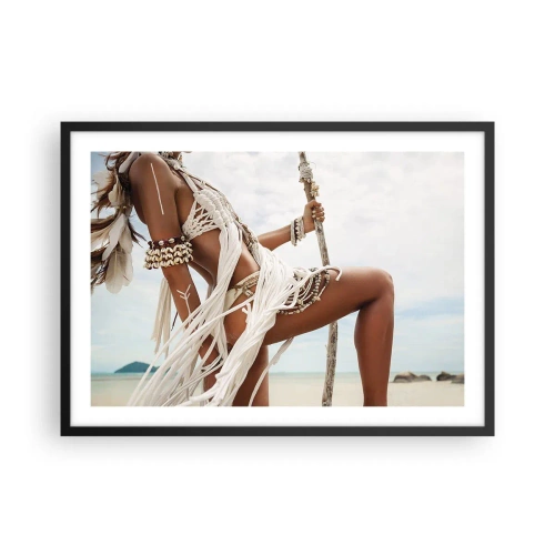 Poster in einem schwarzem Rahmen - Eine Frauenfigur mit ethnischen Ornamenten und Kleidung vor dem Hintergrund einer tropischen Landschaft. - 70x50cm - Eine Priesterin der Sonne - Moderne Wanddekoration für Wohnzimmer und Schlafzimmer ARTTOR