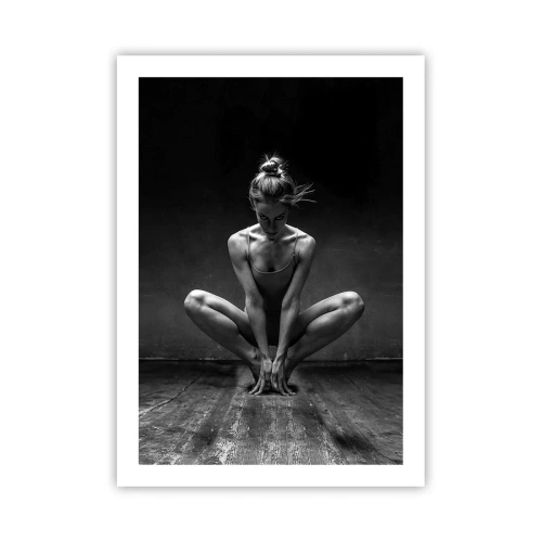 Poster - Ein Schwarzweißfoto einer Ballerina in einer künstlerischen Pose. - 50x70cm - Konzentration der Tanzenergie - Moderne Wanddekoration für Wohnzimmer und Schlafzimmer ARTTOR