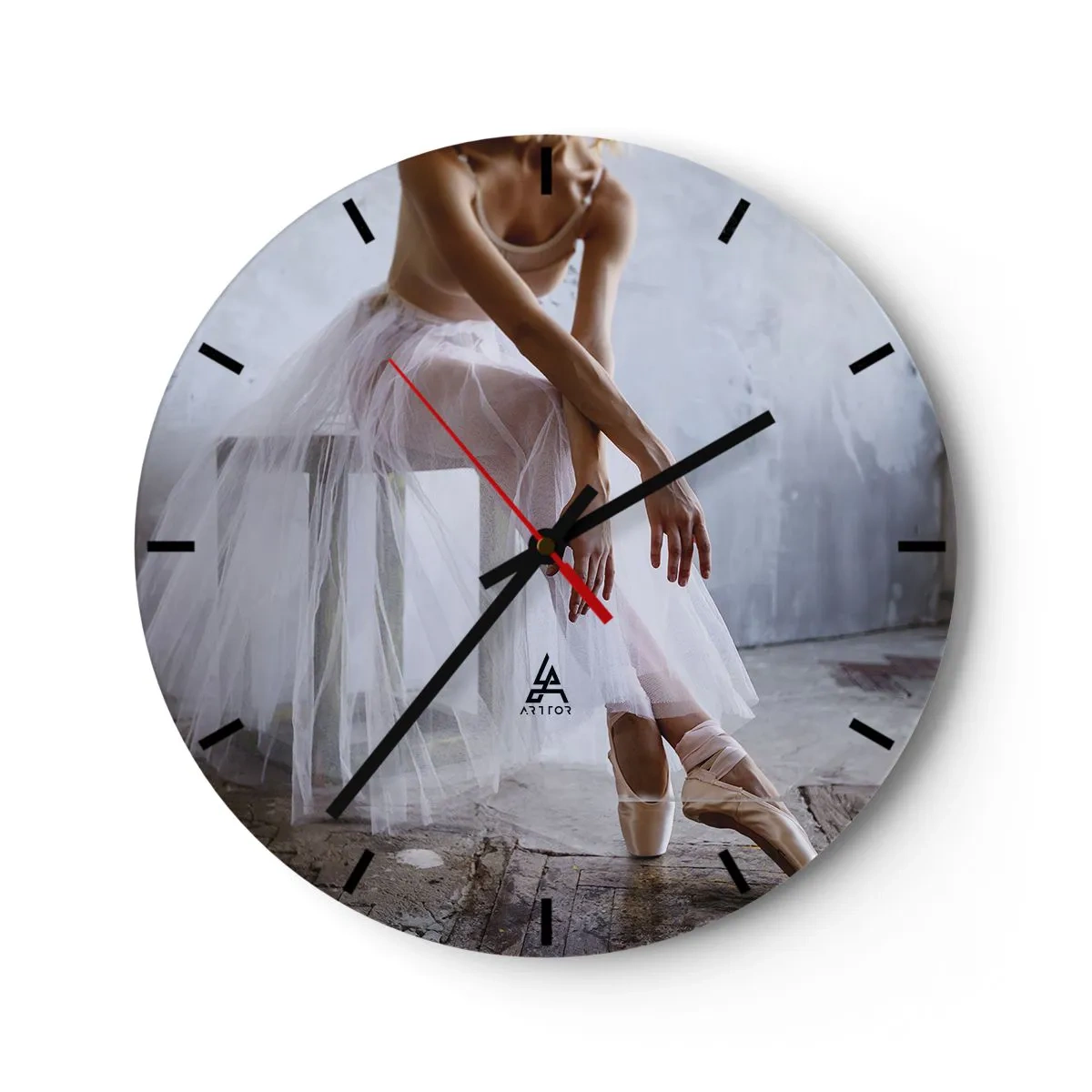 Wanduhr - Glasuhr - Eine Ballerina in einem weißen Kleid macht sich zum Tanzen bereit - 30x30cm - Bevor die Rampe leuchtet - Moderne Wanddekoration für Wohnzimmer, Küche und Schlafzimmer ARTTOR